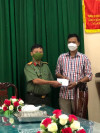 Đồng chí Thượng tá Trần Đoan Hùng, Trưởng phòng An ninh đối nội trao tiền hỗ trợ cho đồng chí Trung úy Danh Chọt"