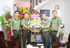 Đồng chí Đại tá Nguyễn Văn Thắng tặng hoa chúc mừng Văn phòng thường trú  Báo Công an nhân dân tại Đồng bằng sông Cửu Long