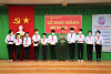Đại tá Huỳnh Việt Hòa, Ủy viên Ban Thường vụ Tỉnh ủy, Bí thư Đảng ủy, Giám đốc Công an tỉnh trao học bổng cho các em học sinh