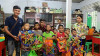 Các đoàn viên, hội viên tặng quà cho trẻ em tại nhà trẻ Hoa Mai