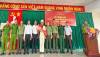 Đồng chí Trung tá Hoàng Thanh Tuấn, Tân Phó Trưởng Công an huyện Long Mỹ chụp ảnh lưu niệm cùng với các đồng chí lãnh đạo Công an tỉnh và đại diện cấp ủy, lãnh đạo huyện