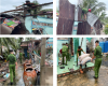 Công an huyện Vị Thủy hỗ trợ nhiều hộ dân  bị ảnh hưởng do lốc xoáy trên địa bàn