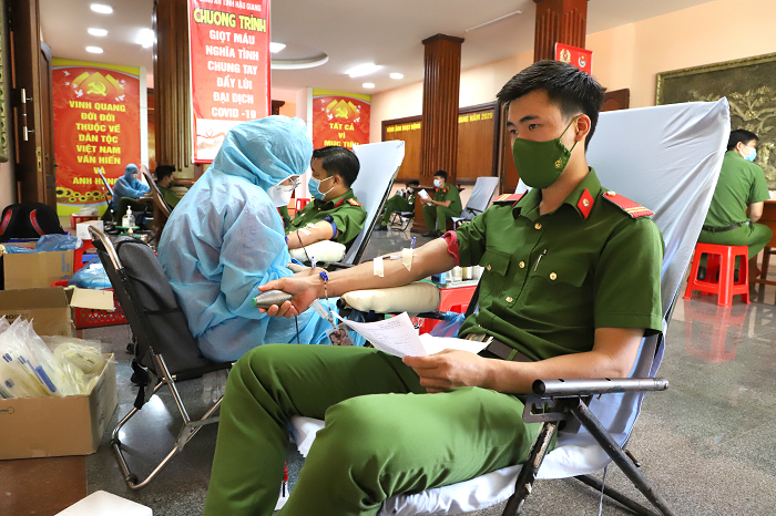 Cán bộ, đoàn viên Công an tỉnh tham gia hiến máu