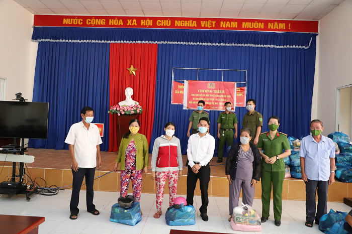 Đại diện Công an xã Đại Thành, Thành phố Ngã Bảy và anh Trần Hoàng Minh (thứ 4 từ trái sang) tặng quà cho người dân