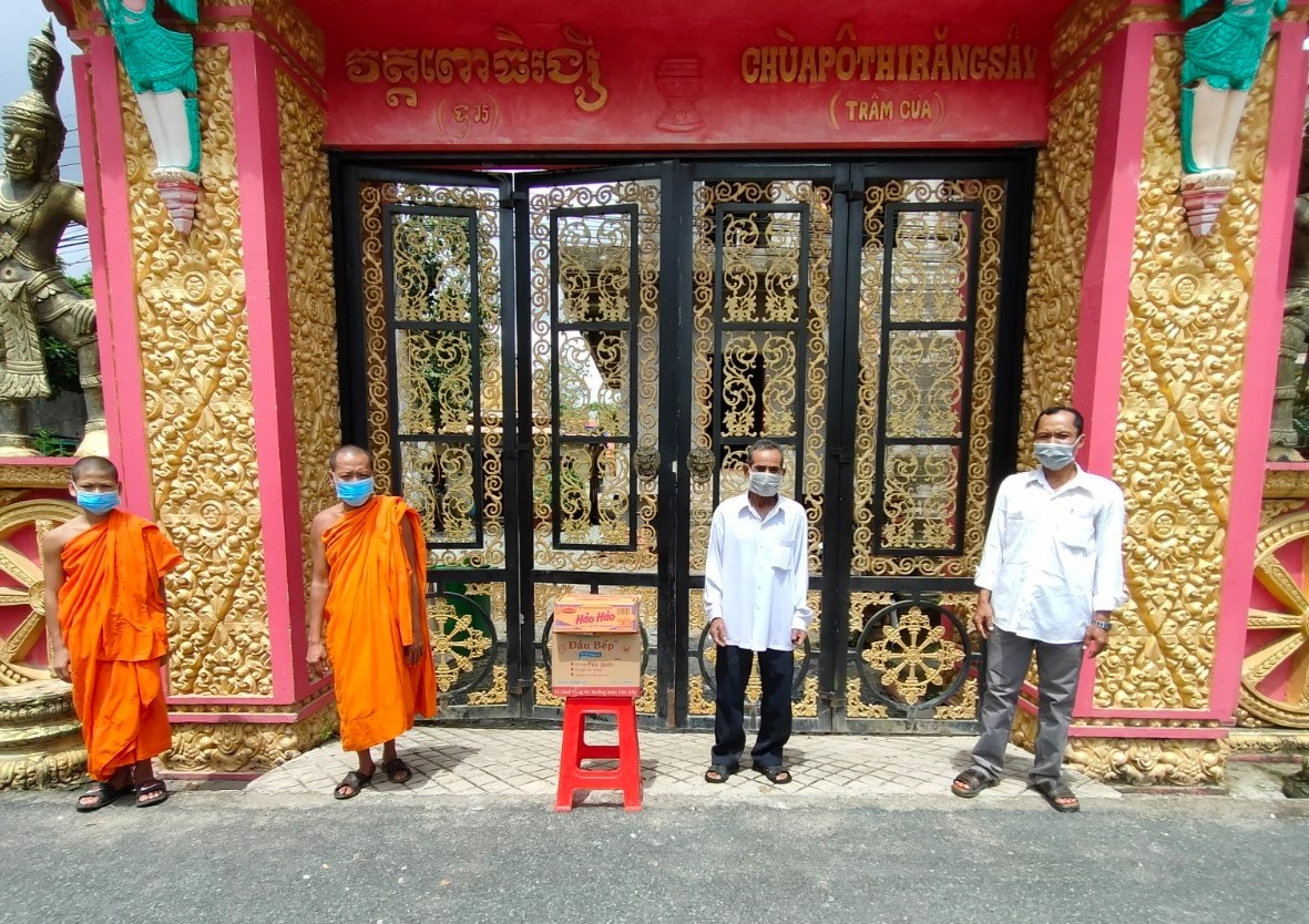 Phòng An ninh đối nội Công an tỉnh thông qua Hội đoàn kết sư sãi yêu nước tỉnh Hậu Giang tặng quà cho các ngôi chùa trên địa bàn.