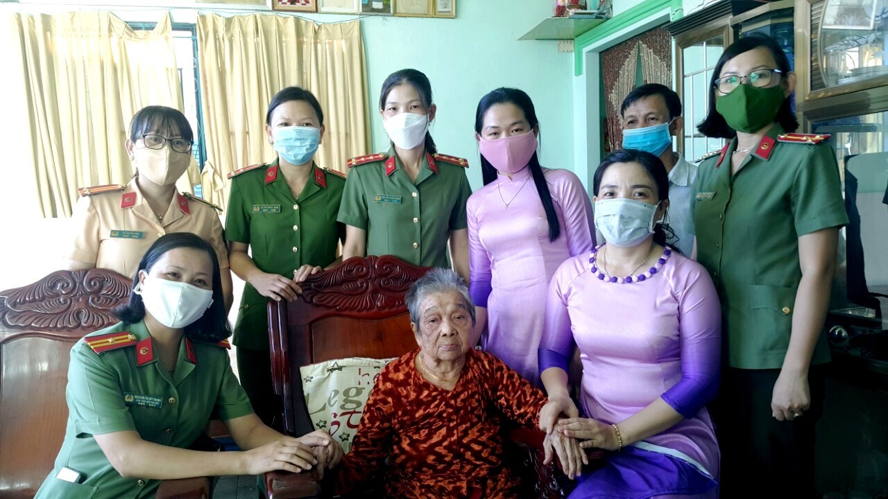 Hội phụ nữ Công an tỉnh thăm, tặng quà Mẹ Việt Nam anh hùng Nguyễn Thị Kim Hoa