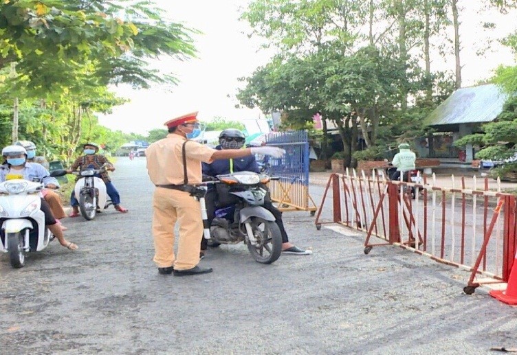 Cảnh sát giao thông Công an thành phố thực hiện nhiệm vụ tại chốt kiểm dịch