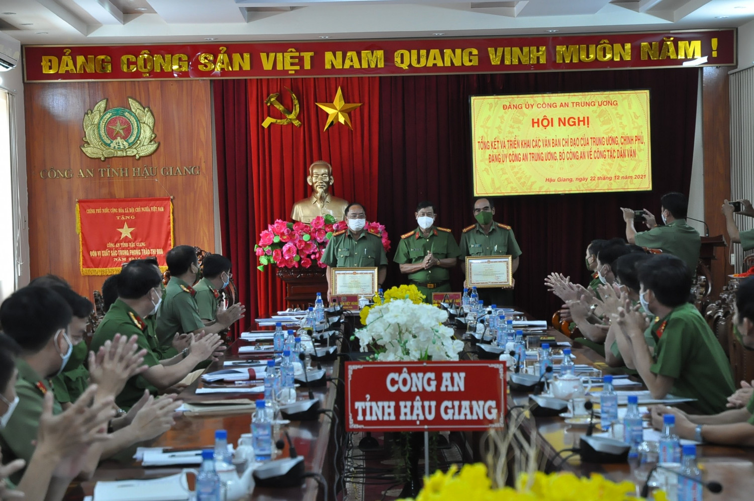 Đồng chí Đại tá Phan Văn Giữ, Phó Giám đốc Công an tỉnh trao Bằng khen của Bộ Công an cho tập thể và cá nhân có thành tích xuất sắc