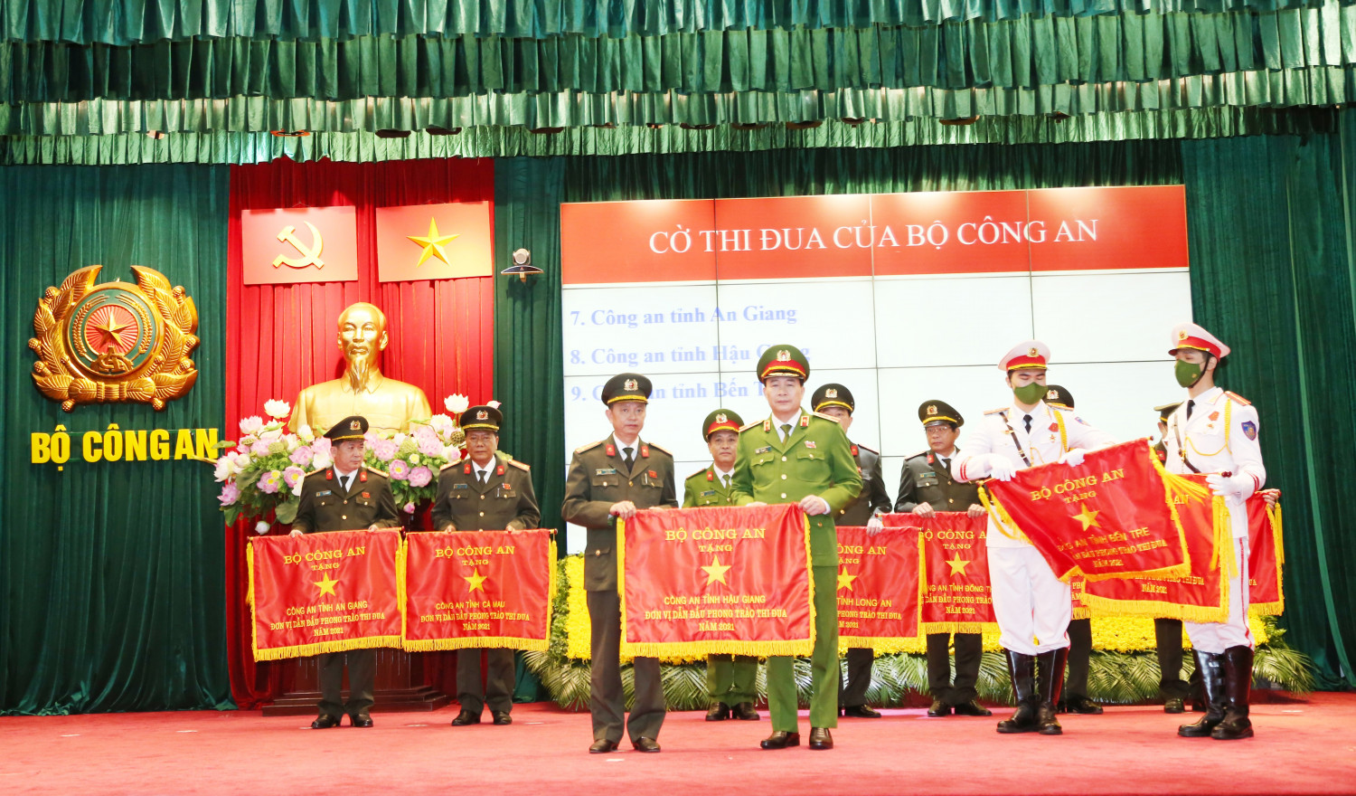 Đồng chí Thiếu tướng Lê Quốc Hùng, Ủy viên Trung ương Đảng, Thứ trưởng Bộ Công an trao Cờ thi đua của Bộ Công an cho Công an tỉnh Hậu Giang