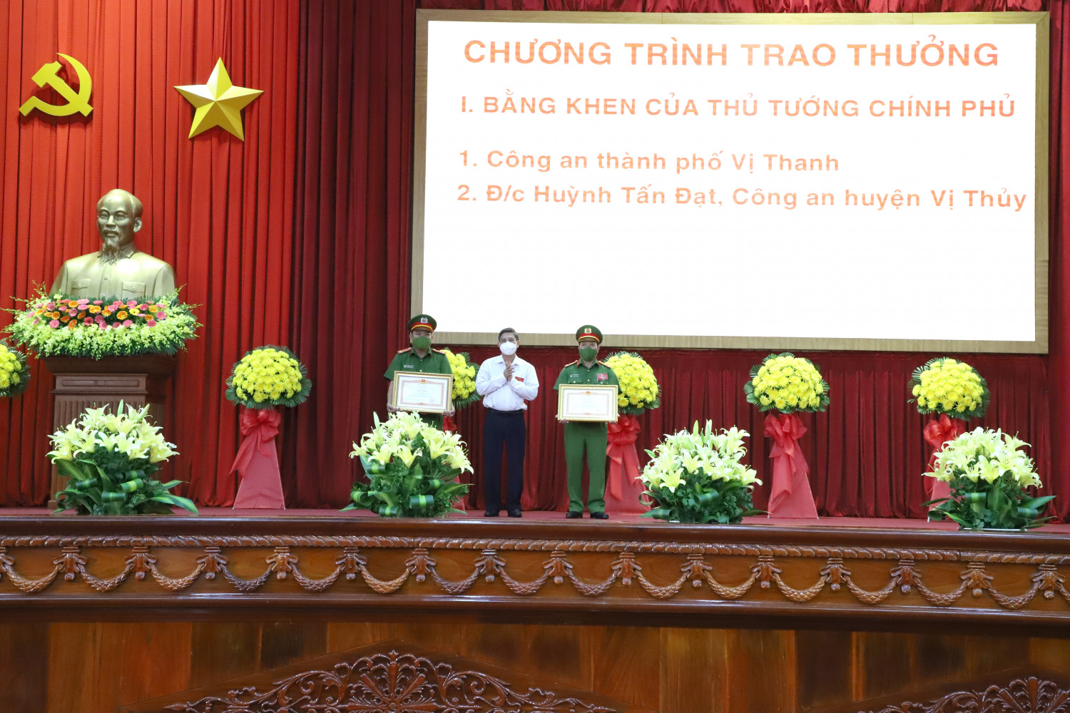 Đồng chí Đồng Văn Thanh, Phó Bí thư Tỉnh ủy, Chủ tịch Ủy ban nhân dân tỉnh trao Bằng khen của Thủ tưởng Chính phủ