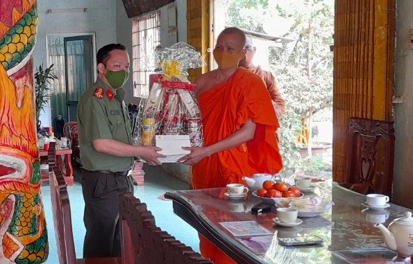 Đồng chí Đại tá Nguyễn Văn Thắng trao tặng quà cho chức sắc