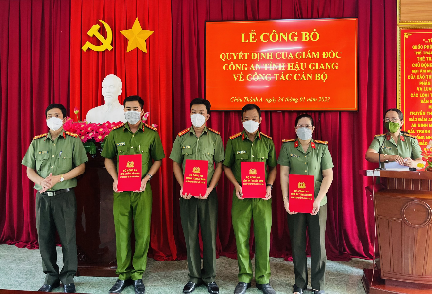 Đồng chí Thượng tá Dương Hoàng An trao các quyết định về công tác cán bộ
