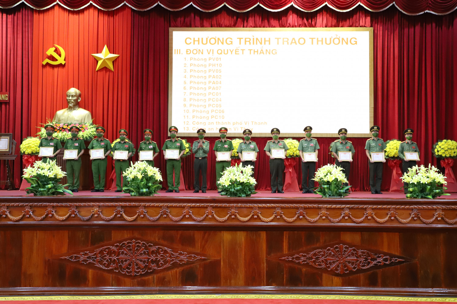 Đồng chí Thượng tá Huỳnh Việt Hòa, Ủy viên Ban Thường vụ Tỉnh ủy, Giám đốc Công an tỉnh trao Đơn vị Quyết thắng cho tập thể có thành tích xuất sắc