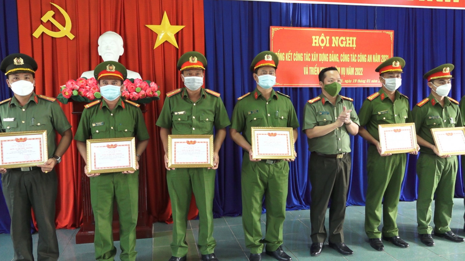 Đại tá Nguyễn Văn Thắng, Phó Giám đốc Công an tỉnh trao tặng danh hiệu đơn vị quyết thắng cho các tập thể thuộc Công an Thị xã Long Mỹ