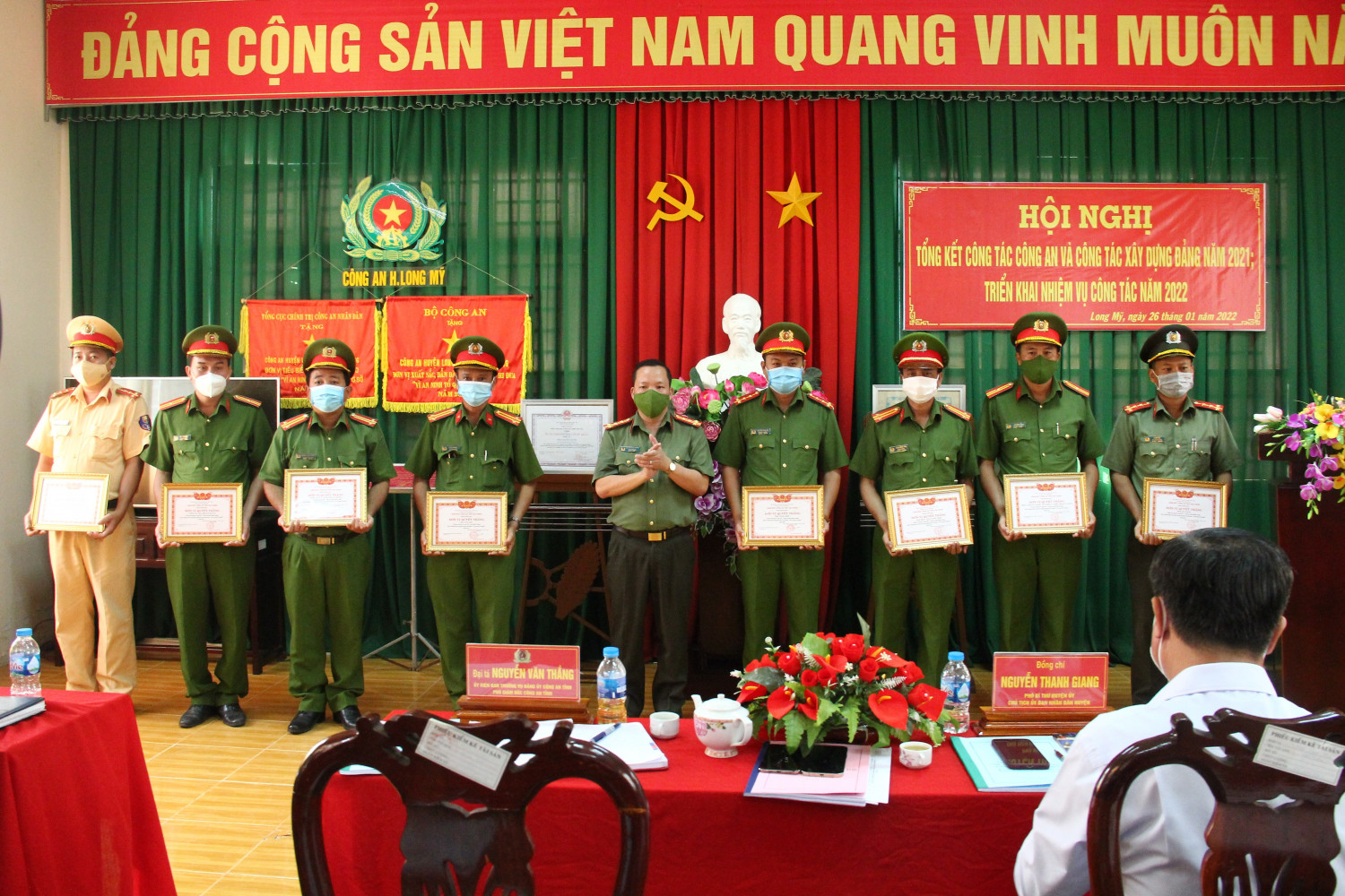 Đại tá Nguyễn Văn Thắng, Phó Giám đốc Công an tỉnh trao Danh hiệu quyết thắng cho các tập thể có thành tích xuất sắc trong phong trào thi đua “Vì An ninh Tổ quốc” năm 2021