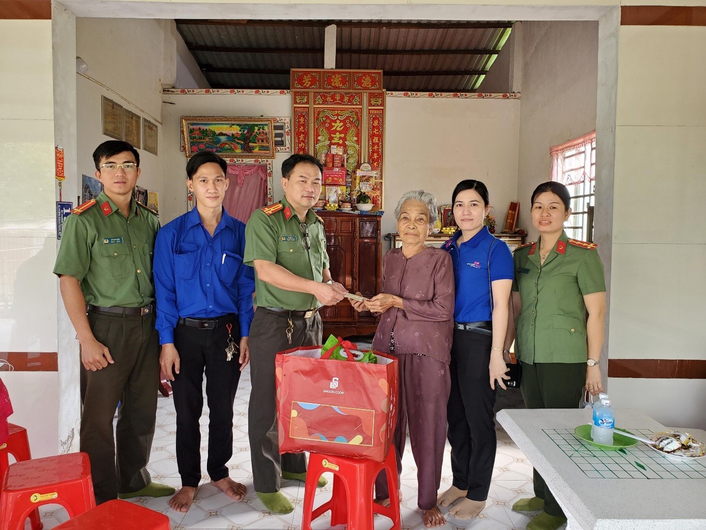 Đoàn đến thăm và tặng quà Mẹ Việt Nam Anh hùng Thái Thị Phú