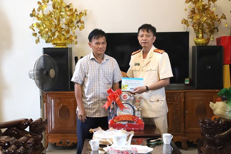 Thượng tá Huỳnh Việt Hòa, Giám đốc Công an tỉnh thăm, chúc tết Đại tá Lê Văn Thăng, nguyên Chỉ huy trưởng Bộ Chỉ huy Quân sự tỉnh