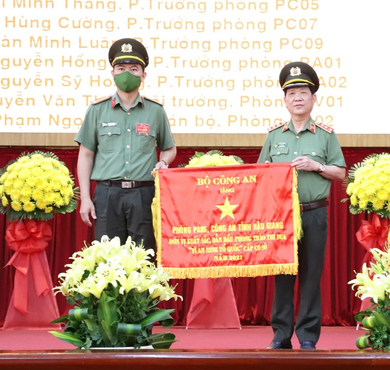Thượng tướng Nguyễn Văn Sơn, Thứ trưởng Bộ Công an trao Cờ thi đua cho Phòng KTNV có thành tích trong phong trào thi đua “Vì An ninh Tổ quốc” năm 2021