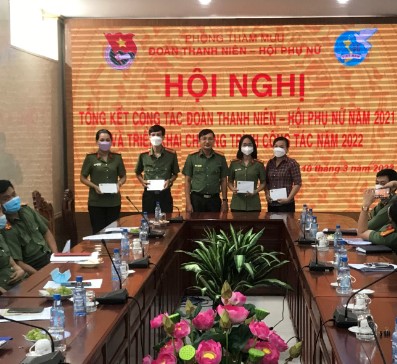 Đồng chí Lê Quốc Trung, Phó Trưởng phòng Tham mưu trao quà cho các đồng chí đoàn viên, hội viên có thành tích xuất sắc năm 2021