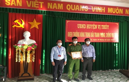 Đồng chí Nguyễn Thanh Phong, Bí thư Huyện ủy (bên phải) và đồng chí Nguyễn Thanh Tươi, Phó Chủ tịch Ủy ban nhân dân huyện (bên trái) trao khen thưởng cho đại diện lãnh đạo Công an huyện Vị Thủy