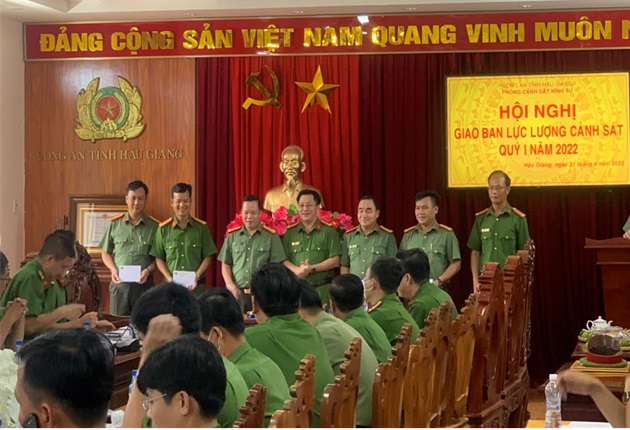 Đồng chí Đại tá Lâm Phước Nguyên và Đại tá Nguyễn Văn Thắng trao thưởng cho các tập thể, cá nhân có thành tích trong công tác
