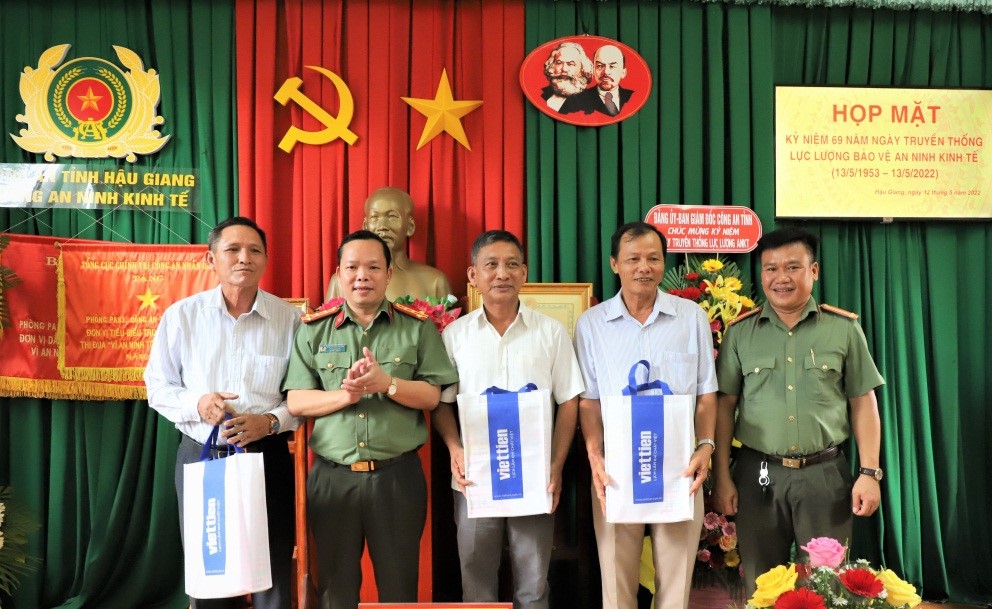 Đồng chí Đại tá Nguyễn Văn Thắng, Phó Giám đốc Công an tỉnh (thứ 2 từ trái sang) và đồng chí Trung tá Phan Văn Hạp, Trưởng phòng An ninh kinh tế (ngoài cùng bên phải) tặng quà nguyên đồng chí lãnh đạo qua các thời kỳ
