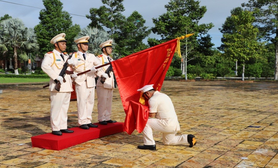 Đồng chí Thượng tá Nguyễn Thanh Hoàng, Tiểu đoàn trưởng Tiểu đoàn Cảnh sát cơ động dự bị chiến đấu Công an tỉnh tuyên thệ dưới cờ Đảng