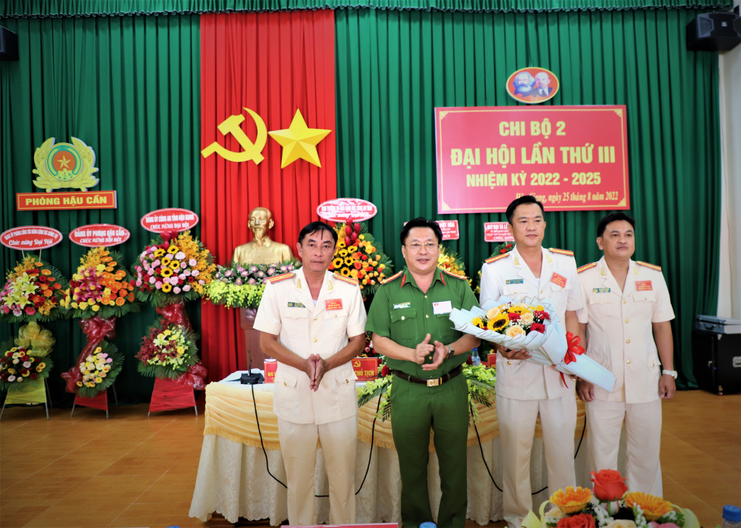 Đại tá Lâm Phước Nguyên, Phó Giám đốc Công an tỉnh tặng hoa chúc mừng Chi ủy Chi bộ 2