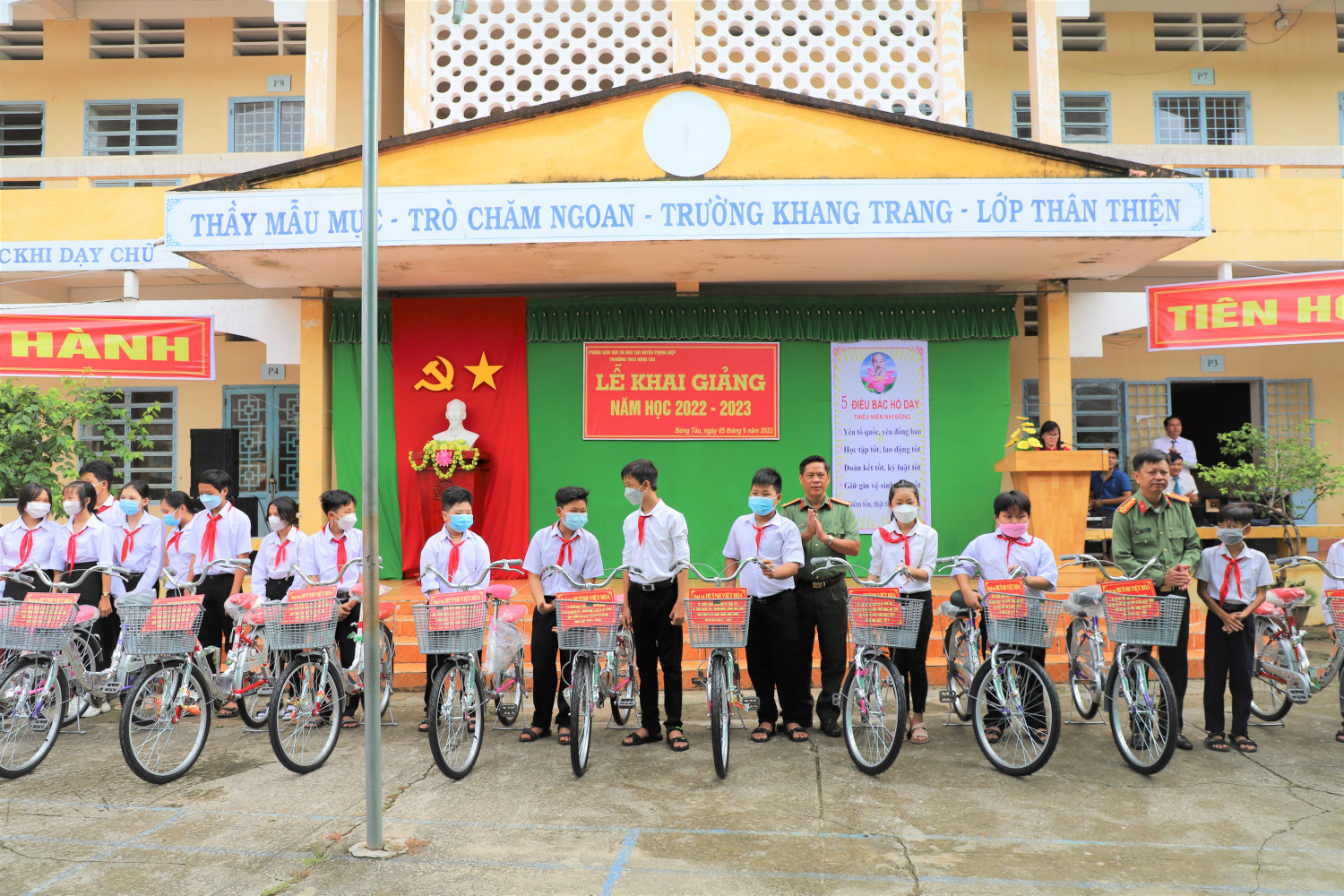 Đại tá Huỳnh Việt Hòa, Ủy viên Ban Thường vụ Tỉnh ủy, Bí thư Đảng ủy, Giám đốc Công an tỉnh (thứ 2 từ phải qua) và Thượng tá Phan Văn Kiệt, Phó Trưởng Phòng Tổ chức cán bộ (thứ 5 từ phải qua) trao xe đạp cho các em học sinh