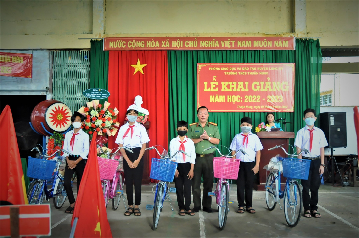 Đại tá Nguyễn Văn Thắng, Ủy viên Ban Thường vụ Đảng ủy, Phó Giám đốc Công an tỉnh trao xe đạp cho các em học sinh Trường Trung học cơ sở Thuận Hưng, huyện Long Mỹ