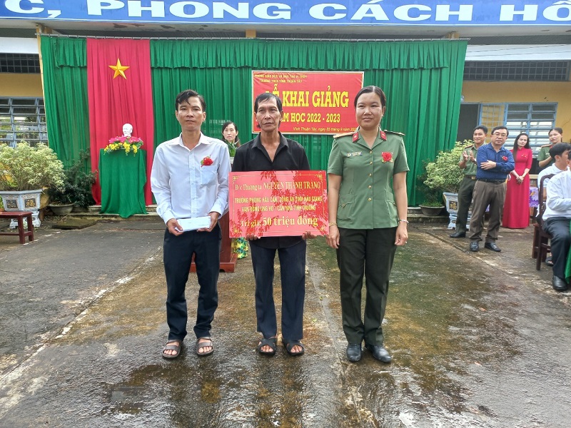 Đồng chí Trung tá Vũ Thị Thùy Dương, Phó Trưởng Phòng Hậu cần trao tặng Nhà tình thương cho hộ nghèo