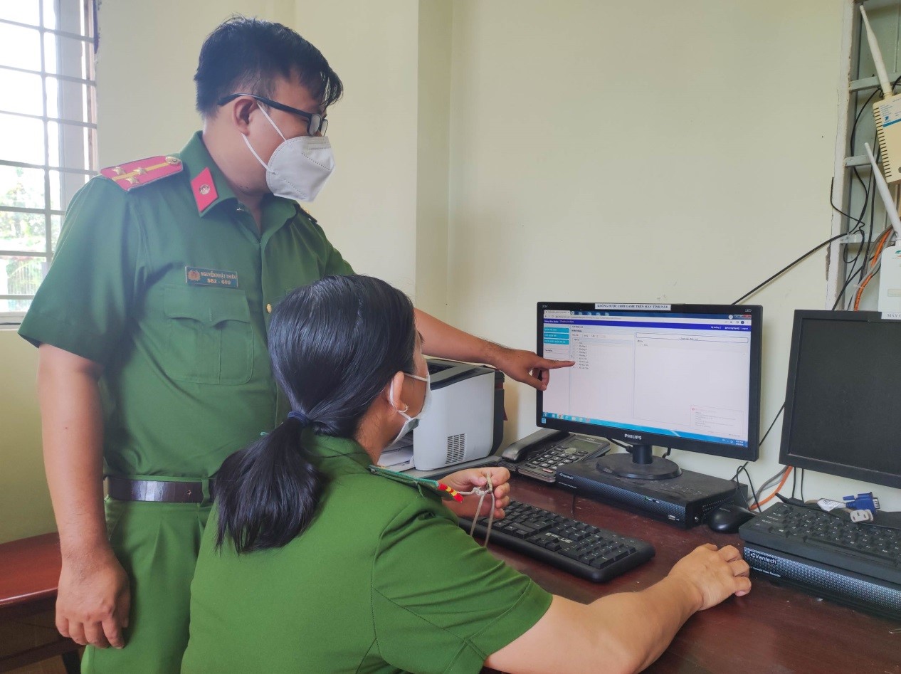 Cán bộ Công an Phường 1, thành phố Vị Thanh đang thao tác gửi nhận văn bản điện tử qua mạng liên lạc Công an cấp xã (Ảnh: Kim Chi)