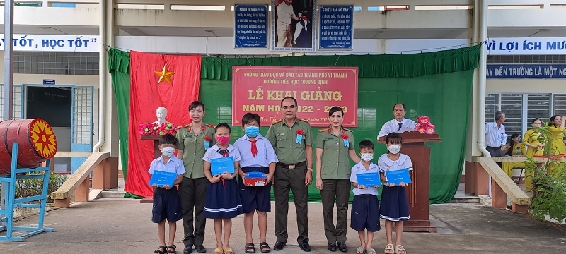 Đồng chí Đại tá Trần Việt Hùng, Trưởng Phòng Xây dựng phong trào bảo vệ an ninh Tổ quốc (thứ 4 từ phải qua) trao tặng 05 suất học bổng cho các em học sinh có hoàn cảnh khó khăn