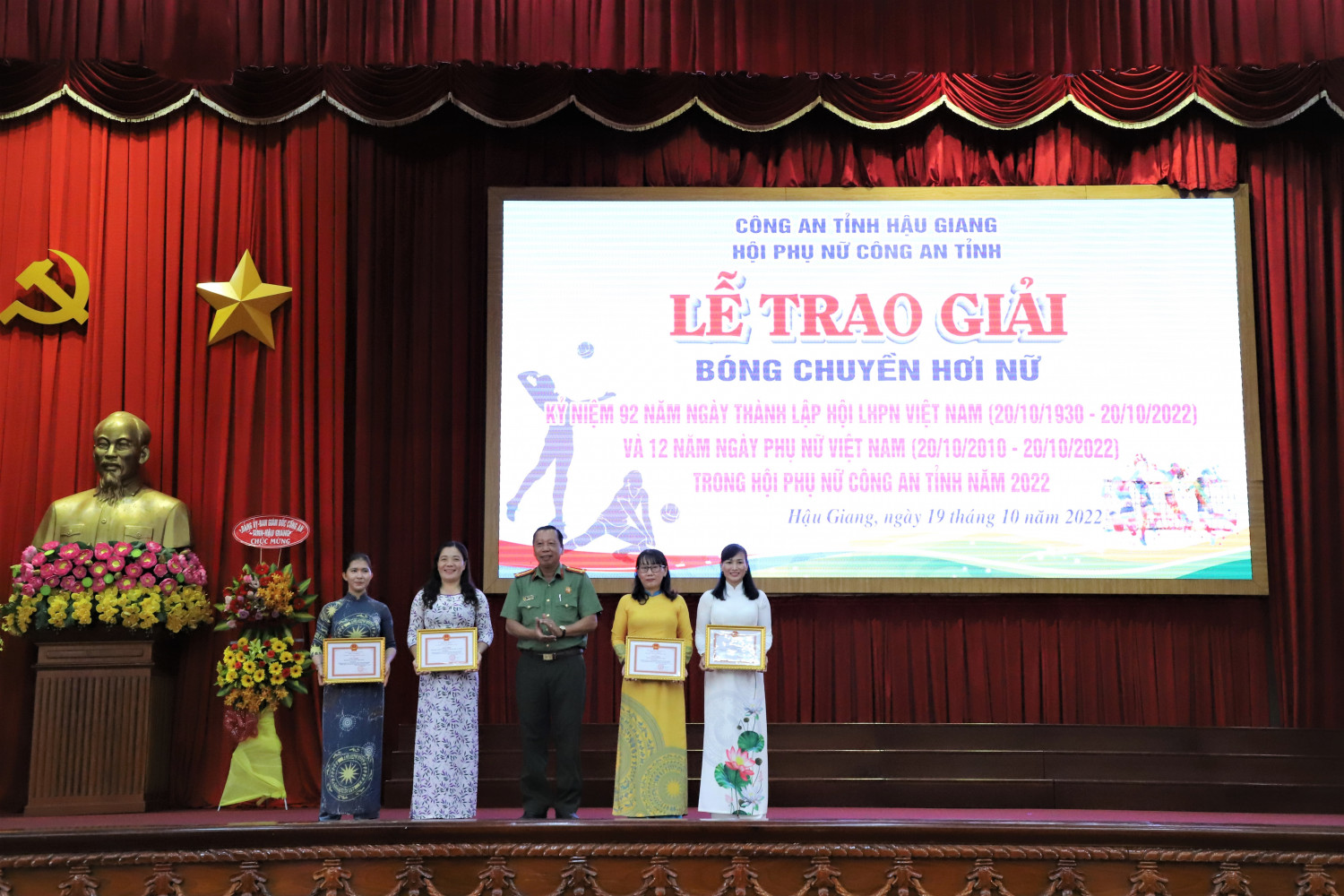 Đại tá Nguyễn Văn Giá, Phó Giám đốc Công an tỉnh trao giải bóng chuyền hơi cho các đội tham gia