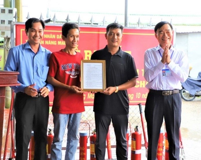 Lãnh đạo UBND Thị trấn Nàng Mau trao Quyết định thành lập mô hình “Tổ liên gia an toàn phòng cháy và chữa cháy”