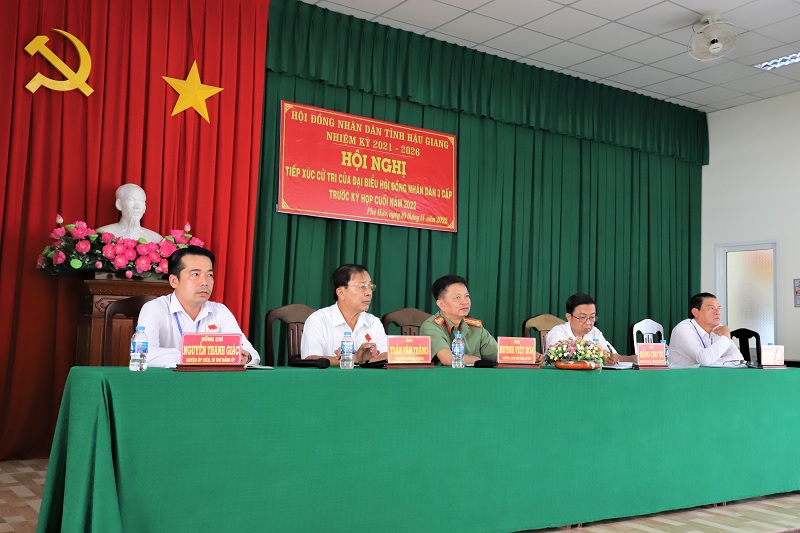 Các đại biểu lắng nghe ý kiến của bà con tại buổi tiếp xúc cử tri xã Phú Hữu, huyện Châu Thành