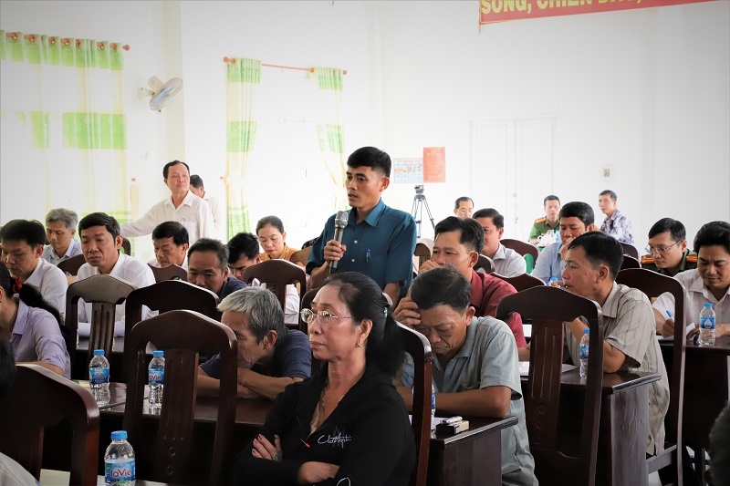 Cử tri xã Phú Hữu, huyện Châu Thành nêu ý kiến tại buổi tiếp xúc