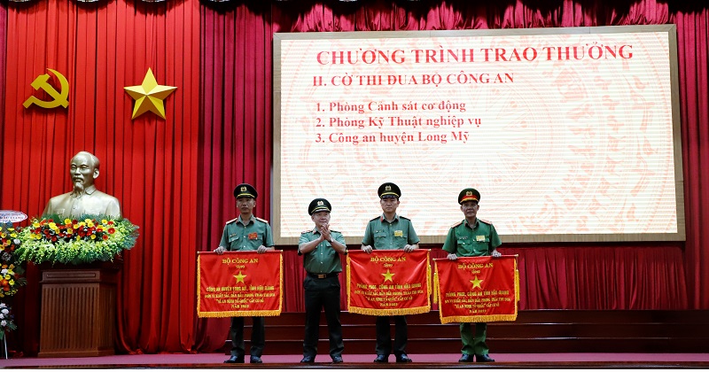 Đồng chí Thiếu tướng Bùi Quang Hải, Phó Chánh Văn phòng Bộ Công an trao Cờ thi đua Bộ Công an các cho tập thể có thành tích xuất sắc trong phong trào thi đua “Vì an ninh Tổ quốc” năm 2022
