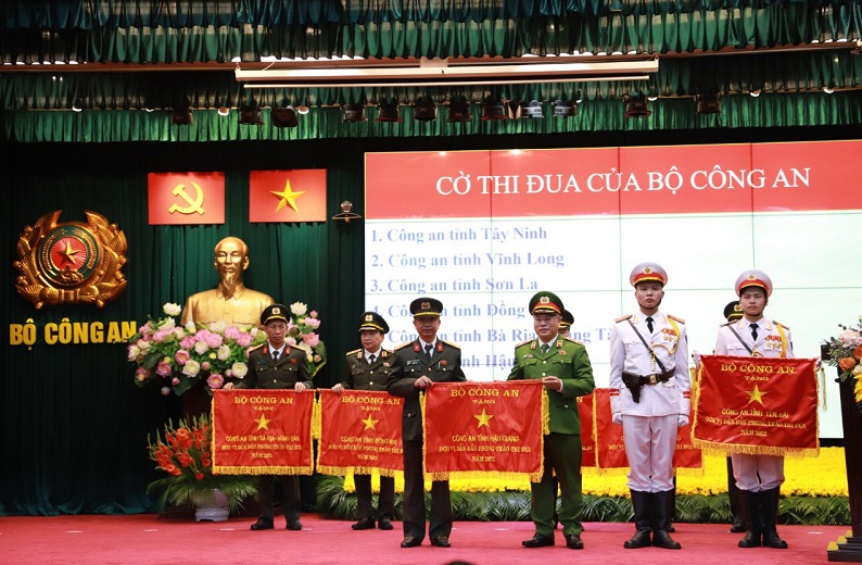 Lãnh đạo Bộ Công an tặng Cờ thi đua “Vì an ninh Tổ quốc” năm 2022 cho Công an tỉnh Hậu Giang