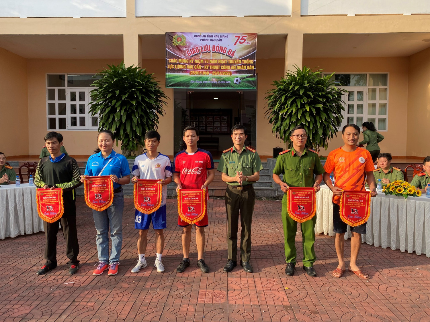 Ban Tổ chức trao cờ lưu niệm cho các đội bóng