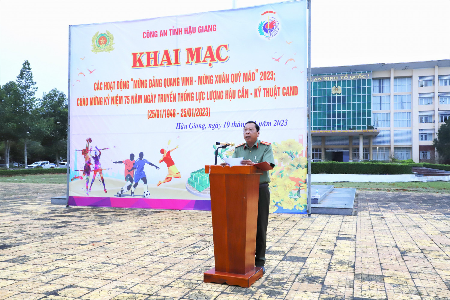 Đại tá Nguyễn Văn Giá, Ủy viên Ban Thường vụ Đảng ủy, Phó Giám đốc Công an tỉnh phát biểu tại Lễ khai mạc