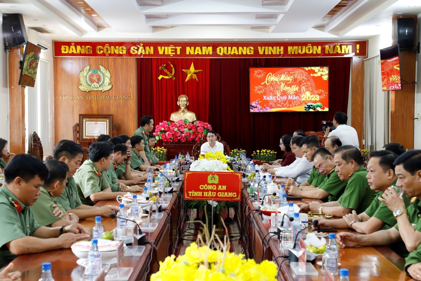 Đồng chí Đại tá Nguyễn Văn Thắng, Phó Giám đốc Công an tỉnh báo cáo một số tình hình, kết quả nổi bật của lực lượng Công an tỉnh năm 2022
