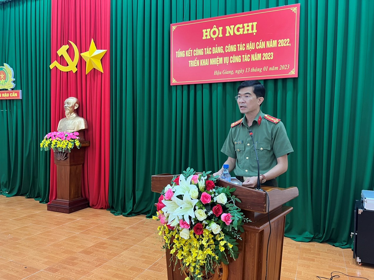 Đồng chí Thượng tá Lê Thanh Tuấn, Phó Trưởng phòng phụ trách Phòng Hậu cần phát biểu tại Hội nghị