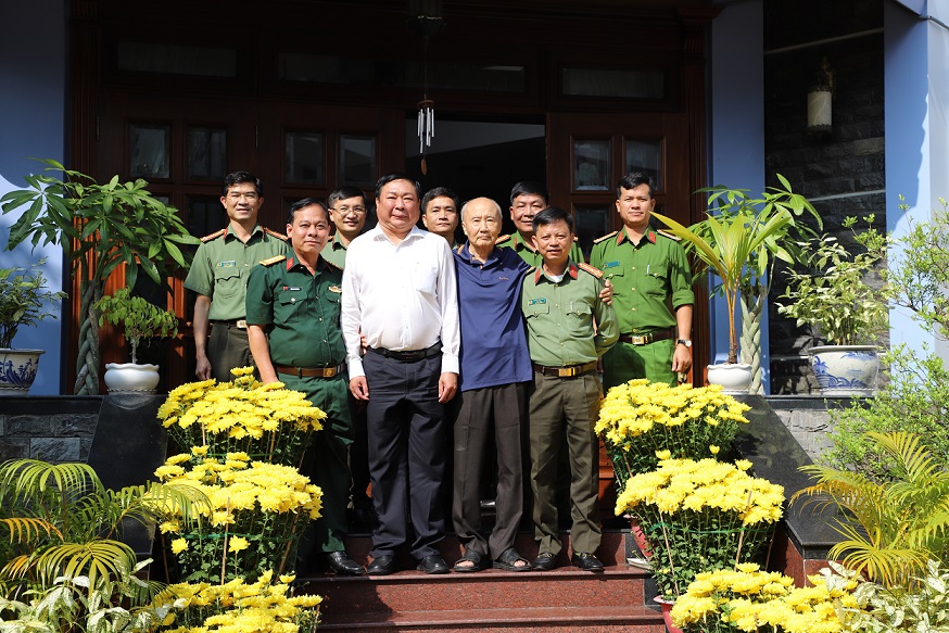 Đại tá Huỳnh Việt Hòa, Ủy viên Ban Thường vụ Tỉnh ủy, Bí thư Đảng ủy, Giám đốc Công an tỉnh thăm và chúc tết Đại tá Lê Hùng Trúc, nguyên Giám đốc Công an TP Cần Thơ