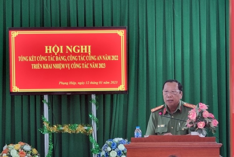 Đồng chí Đại tá Nguyễn Văn Giá, Phó Giám đốc Công an tỉnh phát biểu chỉ đạo tại Hội nghị