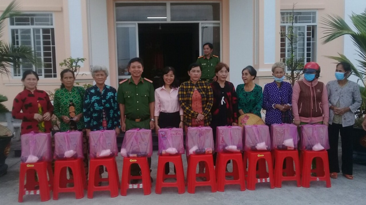 Trung tá Nguyễn Đình Hệ, Trưởng Công an Phường Vĩnh Tường (thứ 4 từ trái qua)  trao quà cho các gia đình chính sách, gia đình có hoàn cảnh khó khăn, người cao tuổi neo đơn
