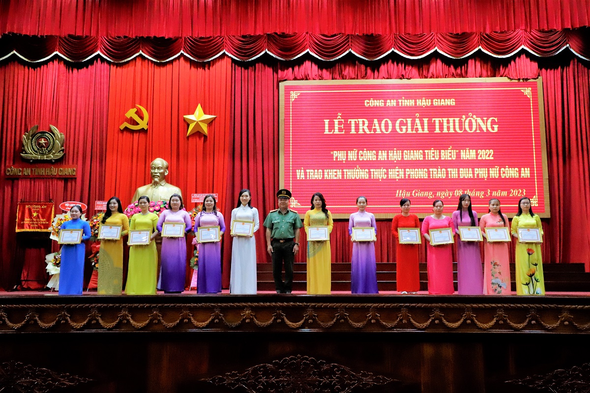 Đại tá Nguyễn Thanh Tràng, Ủy viên Ban Thường vụ Đảng ủy, Phó Giám đốc Công an tỉnh trao giấy khen cho các tập thể, cá nhân tiêu biểu trong thực hiện các phong trào thi đua trong Phụ nữ Công an toàn tỉnh