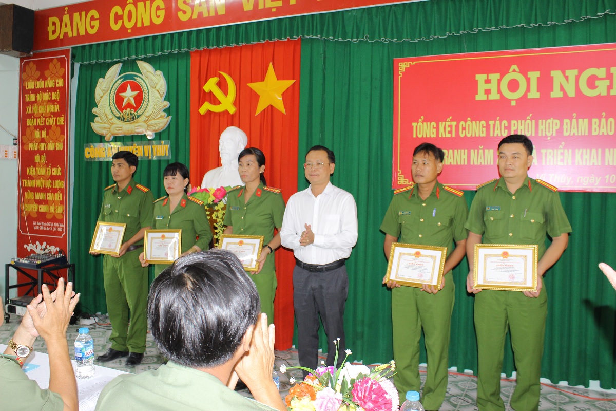 Đồng chí Nguyễn Công Duy, Phó Bí thư Huyện ủy, Chủ tịch Ủy ban nhân dân huyện Vị Thủy trao giấy khen cho các các nhân có thành tích xuất sắc