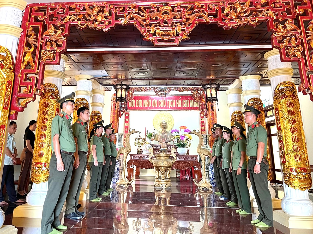 Lãnh đạo, cán bộ Phòng An ninh điều tra dâng hương Chủ tịch Hồ Chí Minh tại Đền thờ Bác Hồ xã Lương Tâm, huyện Long Mỹ