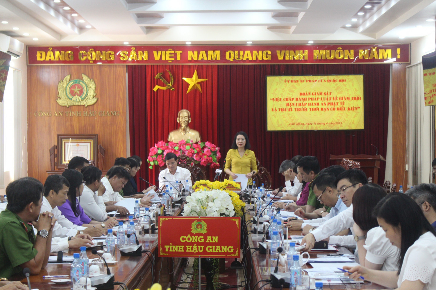 Bà Mai Thị Phương Hoa, Phó Chủ nhiệm Ủy ban Tư pháp Quốc hội phát biểu kết luận tại buổi làm việc